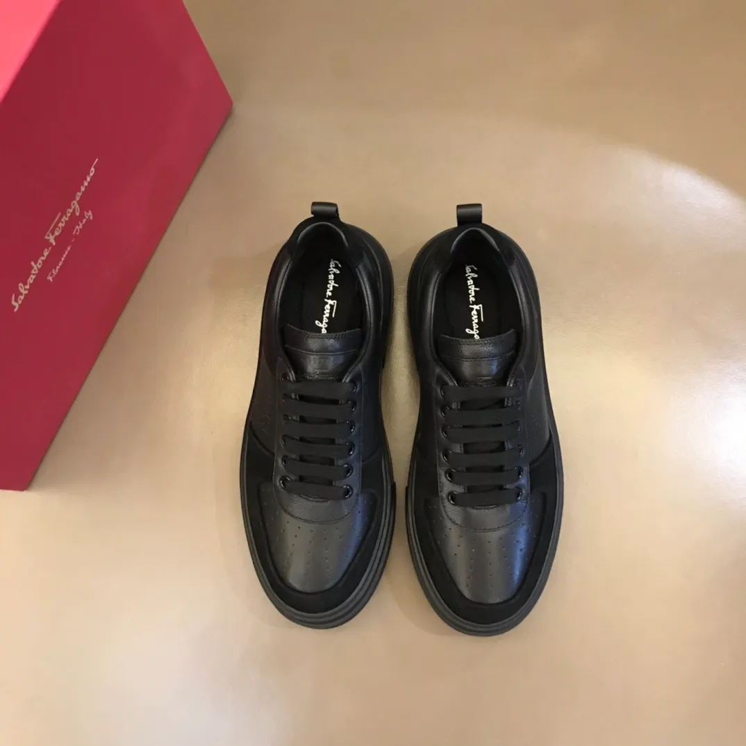 p420 "Salvatore Ferraga**" men's low-cut fashion sneakers. This casual shoe has a novel structure and is made of soft calfskin. The contrasting color elements on the upper highlight the bold and avant-garde atmosphere. The first-layer cowhide lining is high-end and comfortable. Energetic and fresh, these shoes can be worn with casual looks or add a touch of street style to elegant trousers.  Size: 38-44